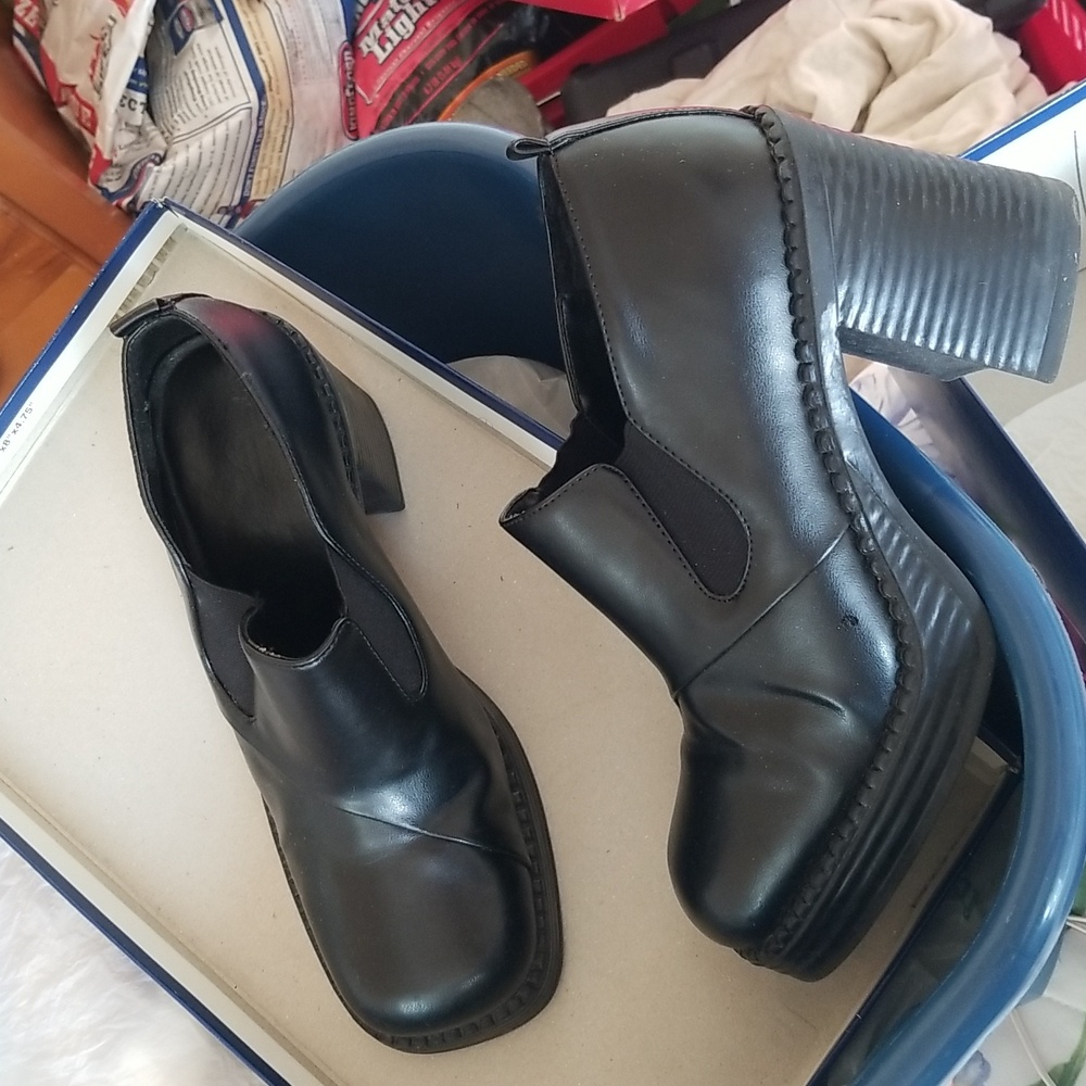 Shoes - Picture 2 of 5